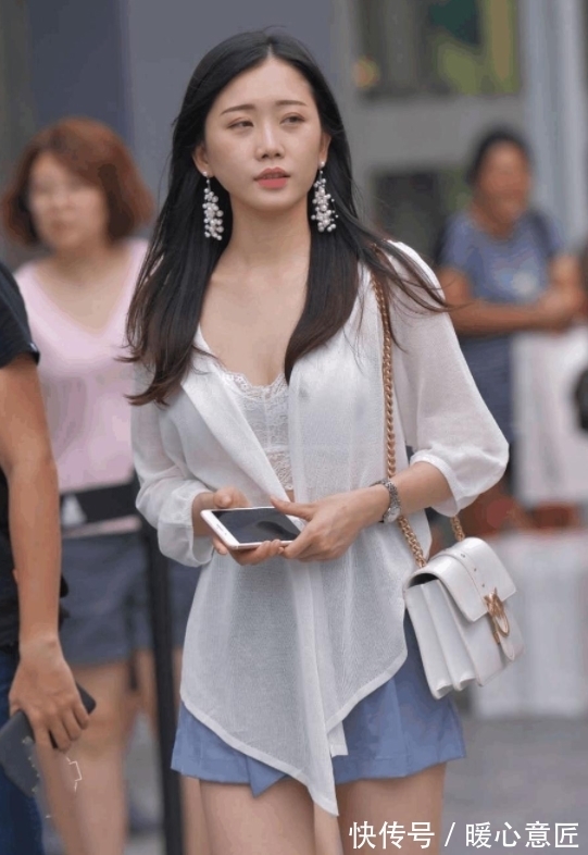 针织衫|街拍美女吊带背心白色针织衫搭配蓝色短裤打造优雅知性气质