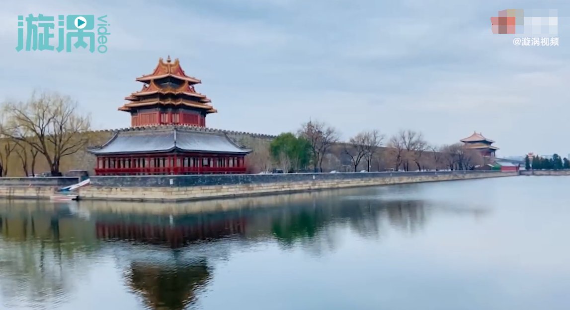 雪后故宫如薄纱笼罩 ，碧水红墙春意盎然