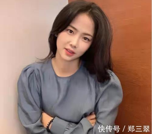 比拼|亚洲足坛两女神比拼,场上曾起冲突,1人已结婚,1人夺冠遭父催婚