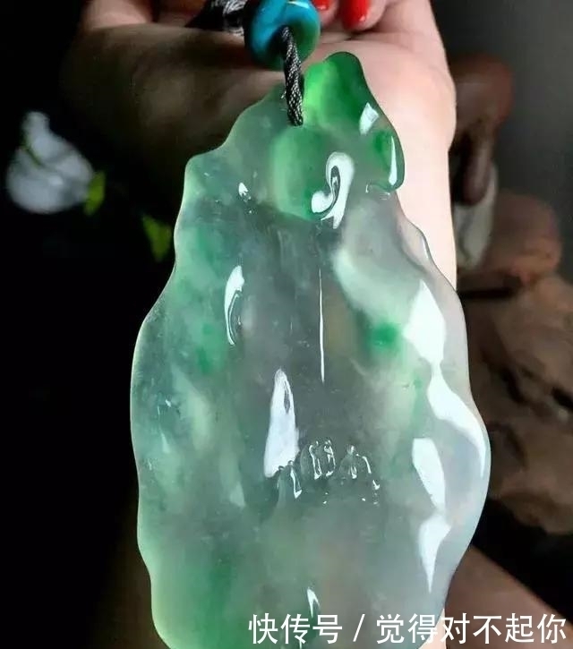 水头|老大爷嫌自己佩戴的翡翠水头不太好,用水一泡后,一看吓了一跳