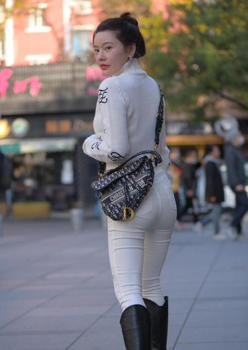 时尚的她真会打扮，白色系清新搭配，太美了！
