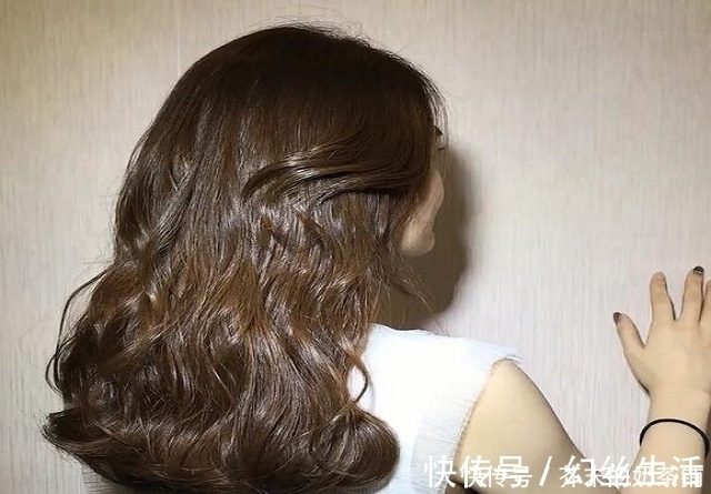 气质|女人35左右头发过肩,烫卷更合适,!有了气质,多了魅力