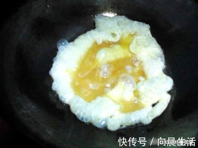 搅拌|炒鸡蛋时多加一个步骤，炒出的鸡蛋又嫩又滑，一盘不够吃
