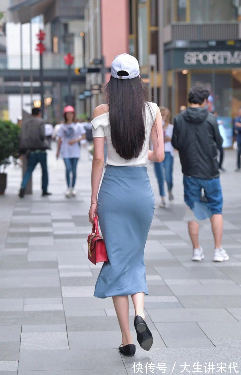 浅蓝色|穿搭少不了短袖+半身长裙,白色+浅蓝色效果温婉又时尚