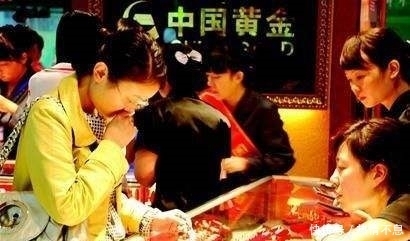 内幕|买金手镯“克数”越大越好?老师傅透露3条“内幕”,后悔挑重的