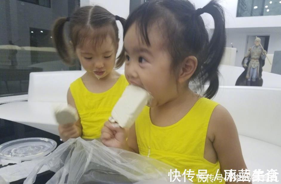 妈妈带|“贪吃宝宝”走红,菜市场偷啃猪头肉和腊肠,老板看见却笑得不行