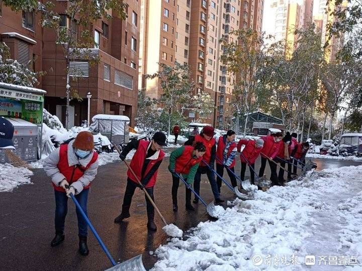 李盾|连续两日清扫积雪，济南六旬志愿者双手磨出血泡