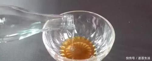 垃圾桶|藿香正气水倒进白醋,一年省下好多钱,我也是刚看到,用途真厉害
