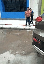 |搞笑GIF:今天视察老婆工作,我只能薅你的头发了