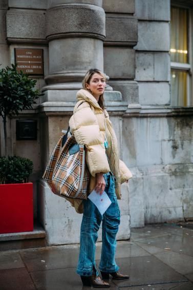  呢大衣|毛呢大衣已经过时了，冬天穿这种服装才好看，遮肉显瘦还保暖