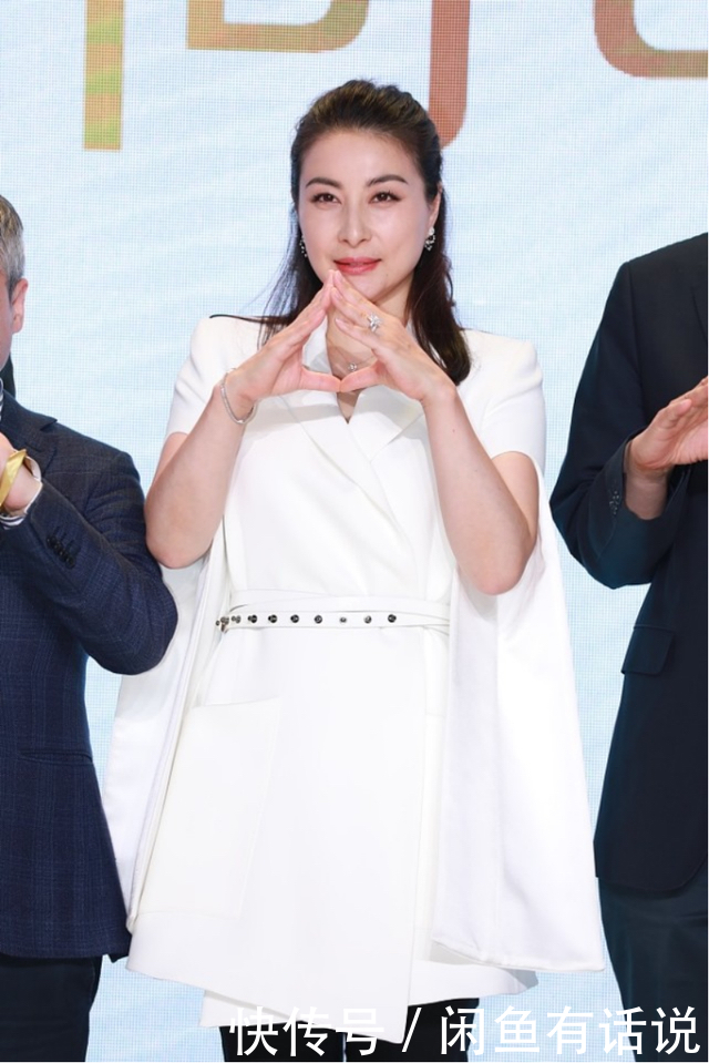 豪门媳妇|郭晶晶越来越富态,穿披风裙配小黑裤挺时髦,豪门媳妇也是洋气人