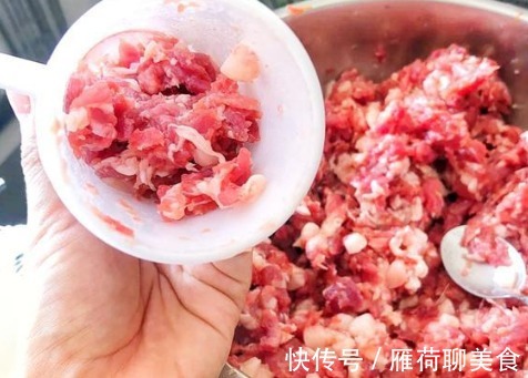 细嫩|做腊肠时，盐的配比最关键！30年大厨教你，肉质鲜香细嫩，好吃