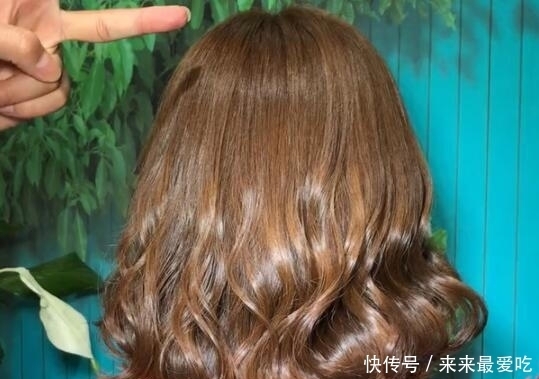 说卷发显老,45岁大姐姐烫发年轻5岁!治疗各种发量少