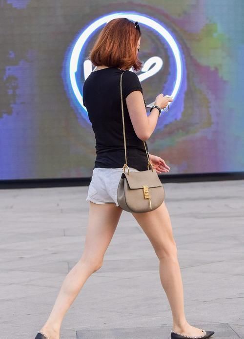 赚足|贵妇这样穿,街头赚足大家的关注,这就是传说中的“极简”