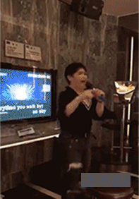 |搞笑GIF:当时我也很绝望 是她非得带我出去玩