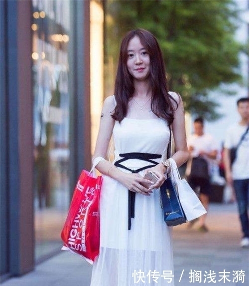 街拍:高颜值的小美女,身穿黑色蕾丝,实在甜美