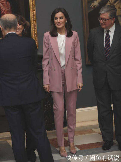 粉色|西班牙王后真节俭,一双粉红高跟鞋反复穿,撞衫影后也不输气场