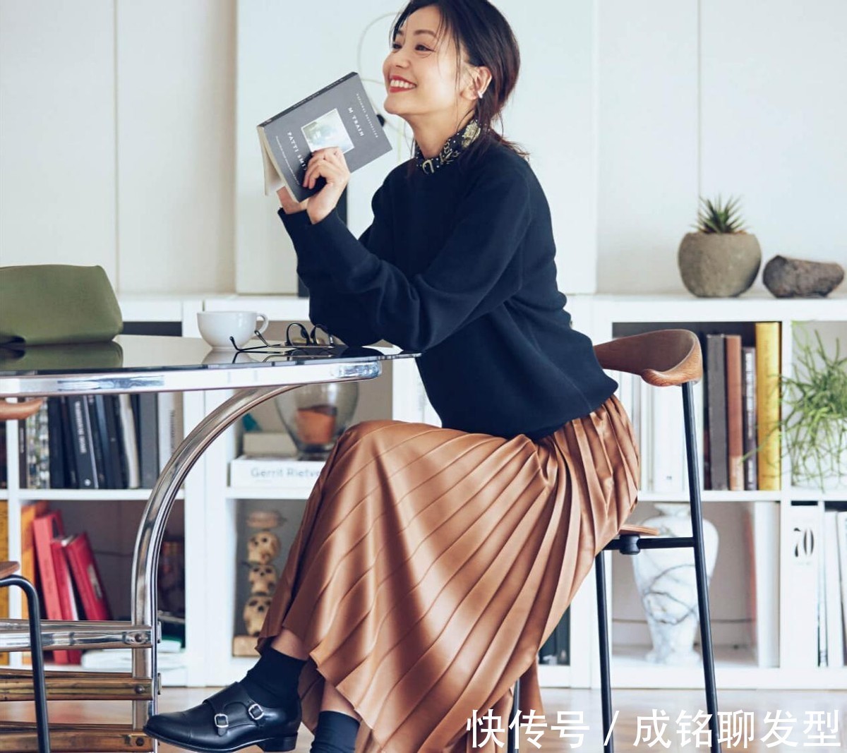 减龄|中年大女怎么穿减龄?试试“针织毛衣+丝巾”的组合,优雅又精致