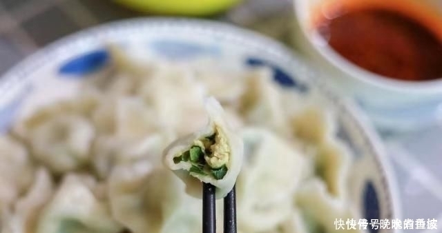 韭菜鸡蛋馅|包韭菜鸡蛋饺子，别忘了加上一点“它”，饺子不出水，更香更美味