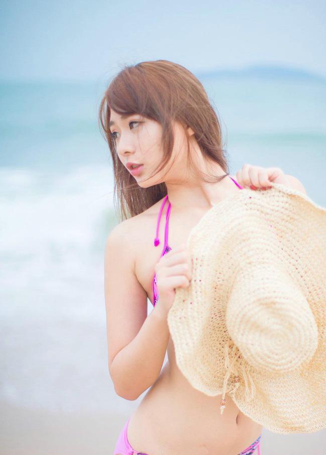 美女|比基尼使美女增添了一丝柔美感,散发出优雅的魅力,穿出时髦韵味