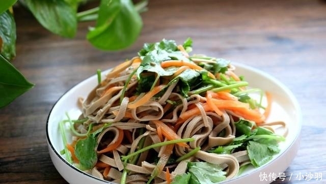 维生素c|这三种食材一起拌,清香味美营养好,做法简单,隔两天就要做一次