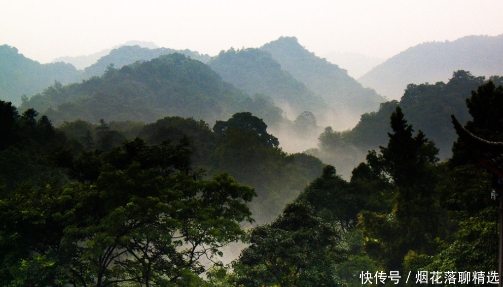 青城山位于四川灌县境内，方圆二百余里，是四川省四大名山之一