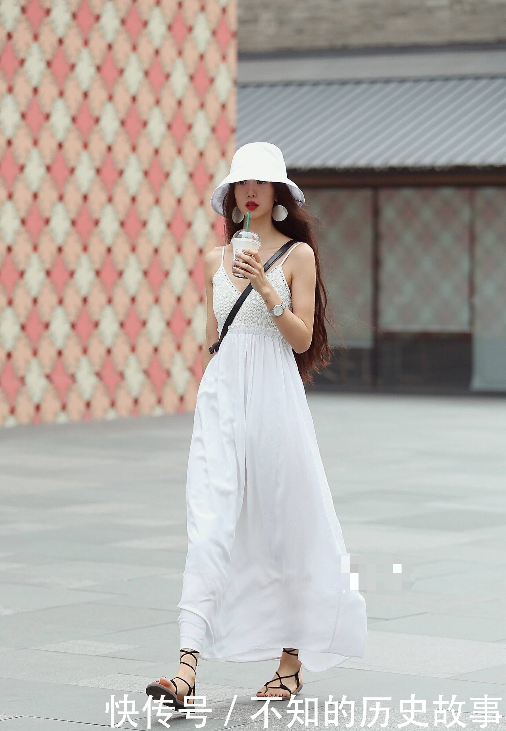 时尚街拍白色裙子的女孩,是心动啊!