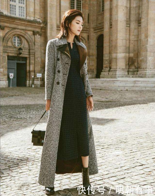 最近火了一种穿法，叫“冬外套+春裙子”，时髦保暖，明星都上瘾