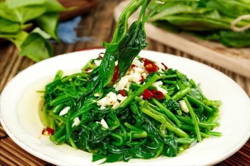 炒红薯叶,有人直接炒,有人先焯水,牢记1窍门,香嫩爽脆不发黑