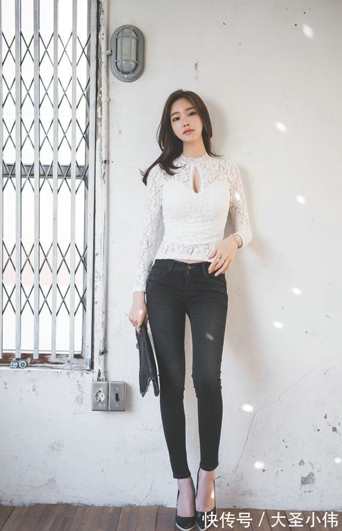 针织衫|美女街拍:小姐姐身穿白色钩花小衫,衬托姣好的身材,外搭配皮装帅气时尚