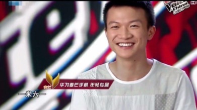 好声音导演请了他三次才答应参加,却遭那英淘汰,如今比冠军还火