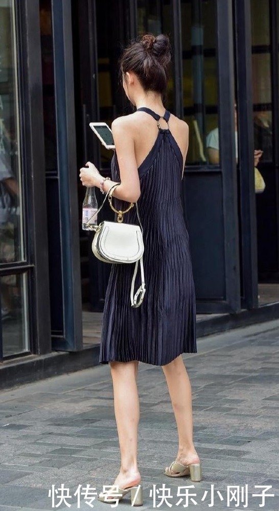 姿态优雅的美女,穿着“窗帘”遛弯,一言难尽