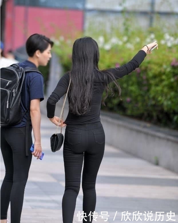 穿紧身牛仔裤有点微胖的长腿性感小姐姐,黑色紧身牛仔裤