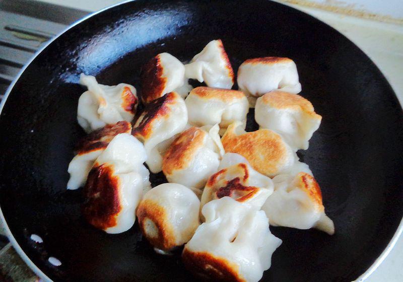 我家冬天早餐,鸡蛋煎饺配豆浆,十几分钟搞定,好吃又暖和