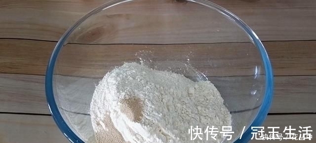 芝麻烧饼这样做真香，不揉不擀面，更不用调油酥，出锅一盘不够吃