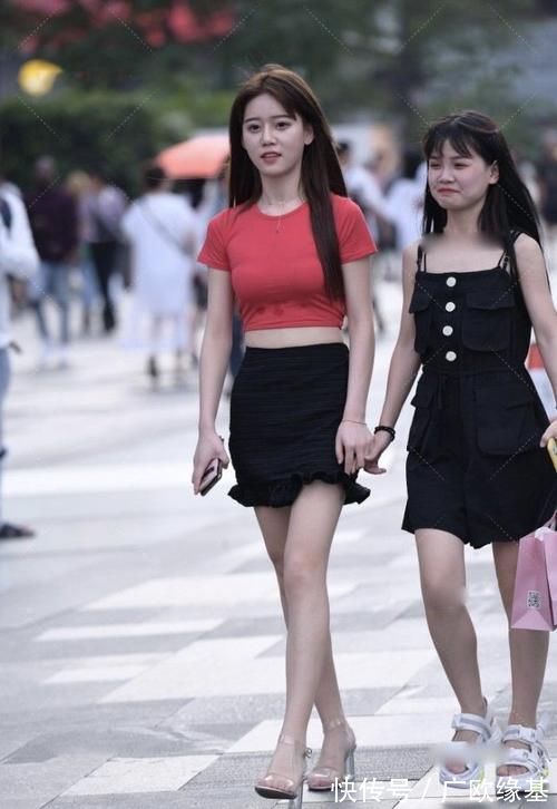 高跟鞋|红色上衣搭配包臀裙,甜美还高贵,显得简单又有视觉冲击力