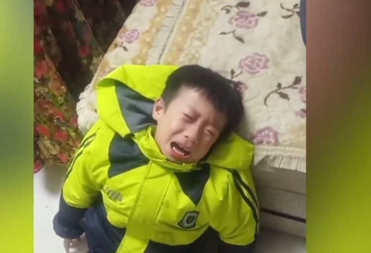 尿养|萌娃被妈妈“屎尿养大”气哭,一脸崩溃笑翻网友:理解能力太强了