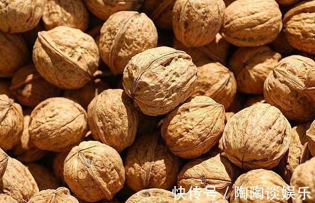 营养物质|常吃核桃好处多,但核桃早上吃还是晚上吃好呢很多人都没有吃对