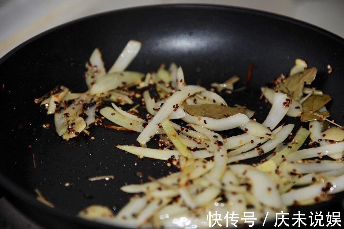 大虾好吃的做法，加入黑胡椒炖煮入味，鲜美可口，好吃到舔手指