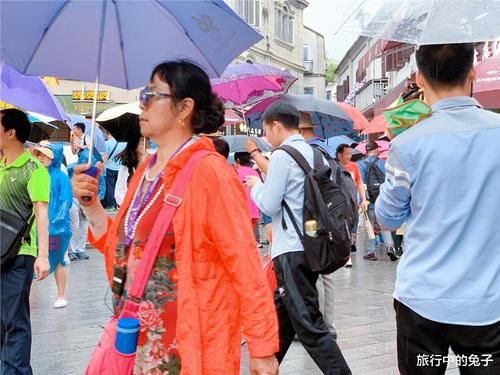 一到饭点，跟团导游就消失？看完才知其猫腻