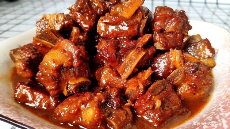 炖排骨，切忌不要直接焯水，否则又柴又腥不好吃，正确做法是这样