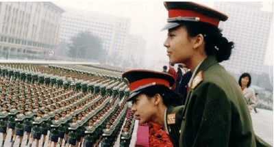 1999年国庆阅兵场上的双胞胎姐妹花现状