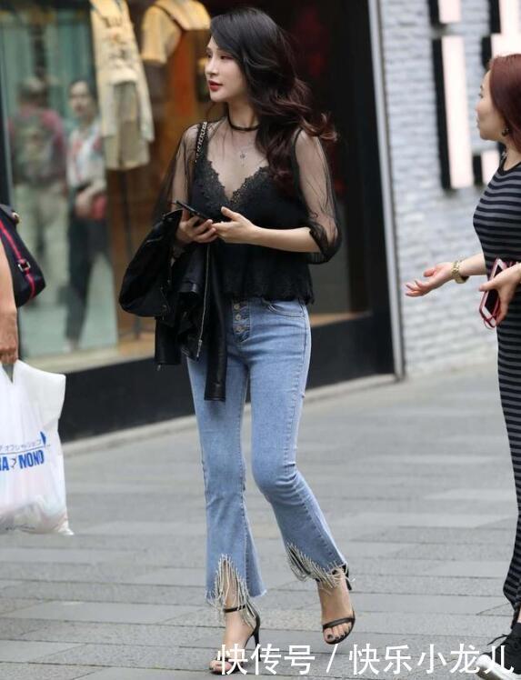 身材姣好的气质美女,黑色的网纱小衫,穿出了轻熟风的美