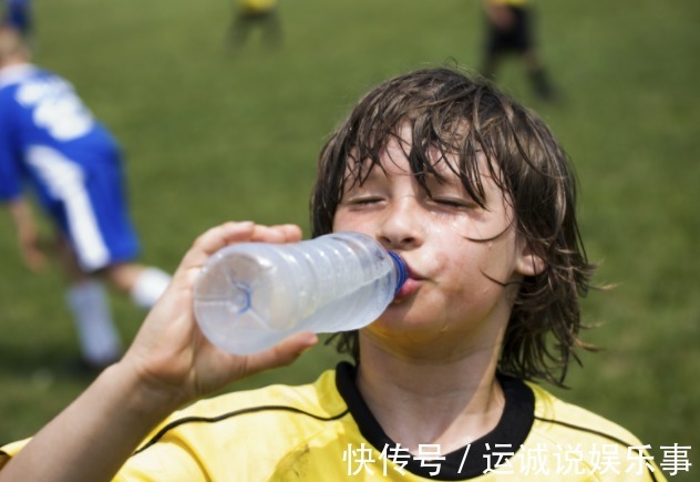 营养物质|提醒:别在3个时间强迫孩子喝水,容易积食还伤脾,父母长点心