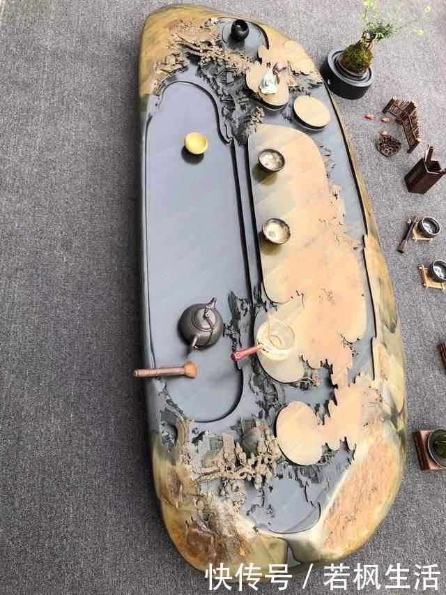 石头@真正的“难得一见”，把长近2米的石头刻成山水画，还制成了茶盘