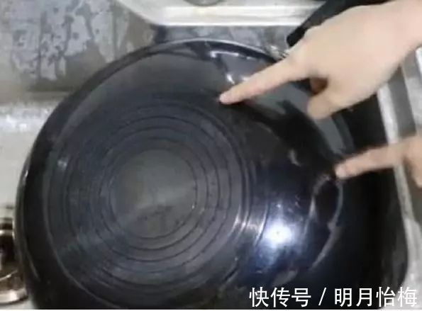 黑垢|锅用久了,底部“黑垢”厚又硬?教你1个“笨办法”,干净不费劲