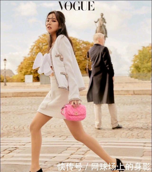 杰尼|jennie拍照用力过猛,小香风套装配包包,与lisa反差明显