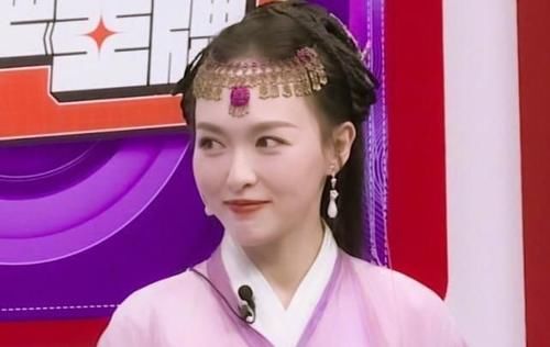 节目组将迎来史上最大牌的嘉宾，所以节目组才会将如此多的镜头给她，网友却直呼还不够