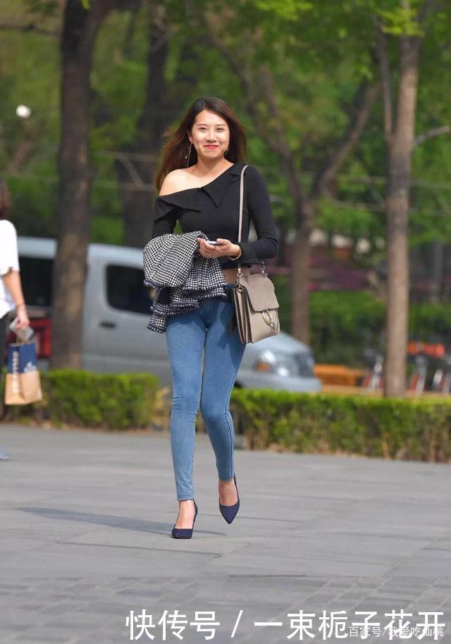 小姐姐|深蓝超紧身牛仔裤,搭配露肩上衣,温柔可人