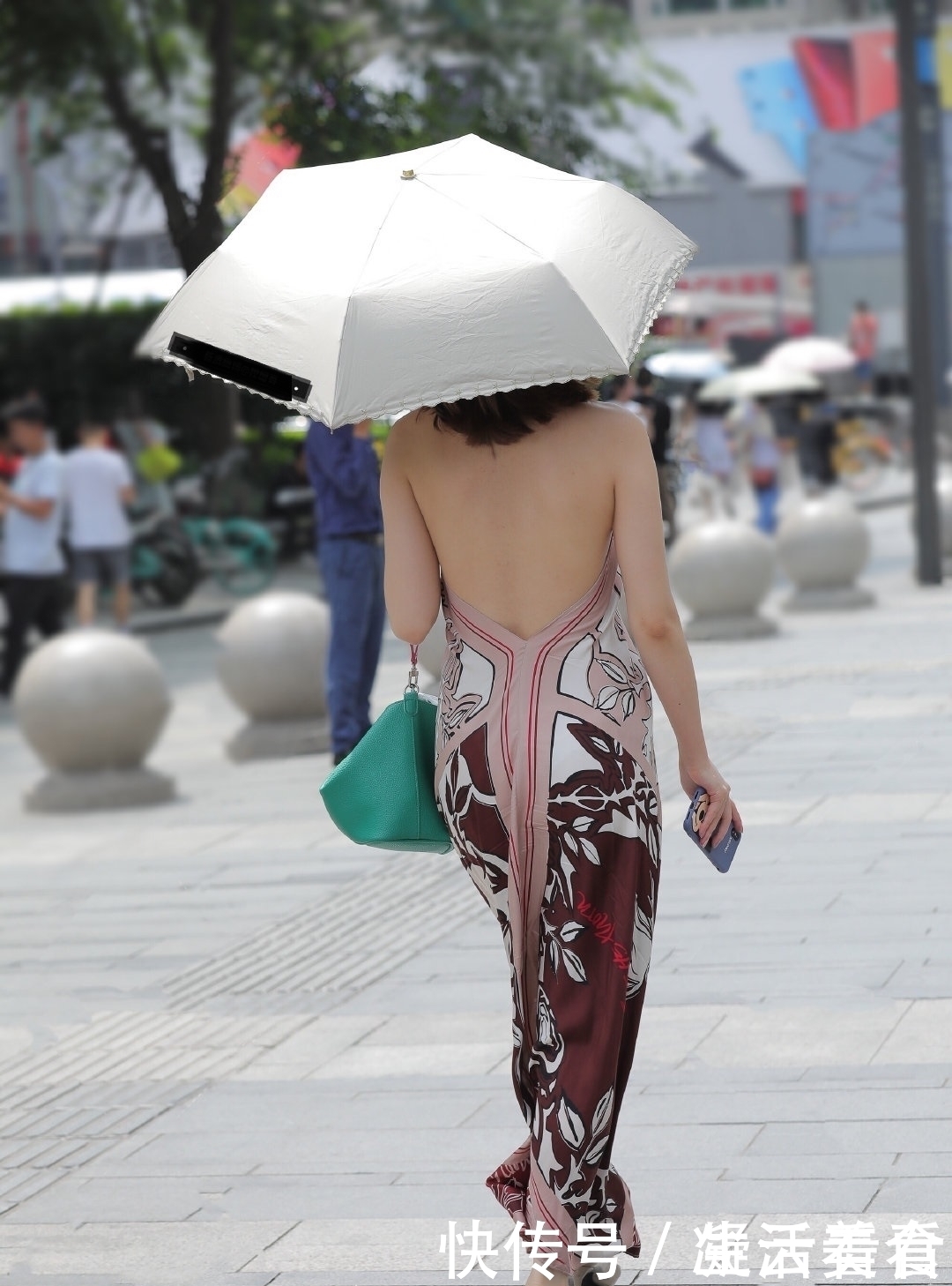 路人街拍慵懒优雅的“睡衣风”,后背亮点太美啦